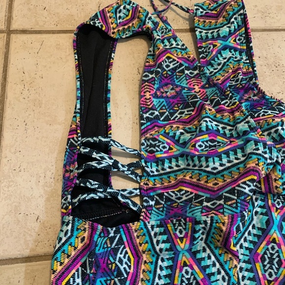 💛 No Boundaries XL/XG (15-17) Aztec Print Deep V Lattice Side One-Piece Swimsuit - Picture 2 of 8
